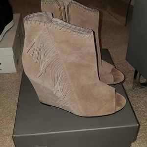 Vince Camuto sz 7.5M tan, fringe wedges